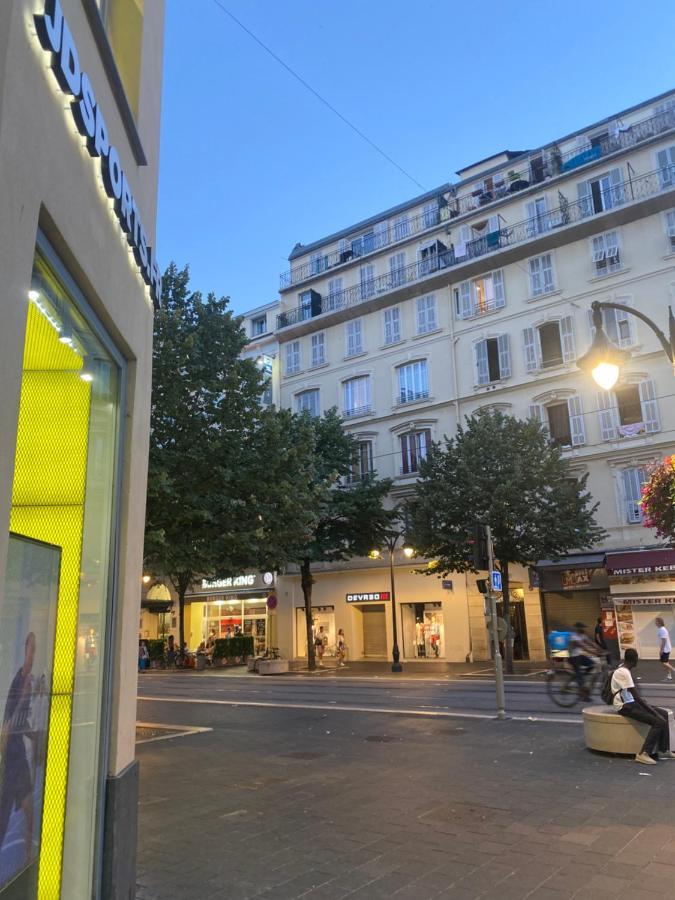 Sur Avenue Jean Medecin A *